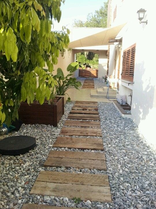 10 Creative And Clever Garden Path Ideas With Wood Log - Genmice